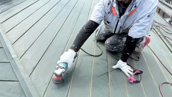 長野市のお宅にて、塗装する前の屋根の下地処理作業を行いました！
